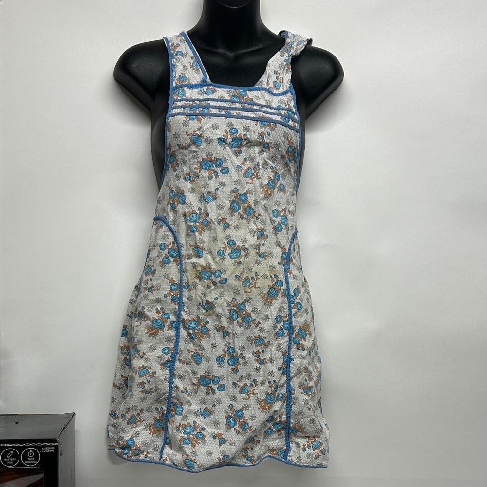 Floral Sleeveless apron with Blue Accents vintage spots and stain size small
